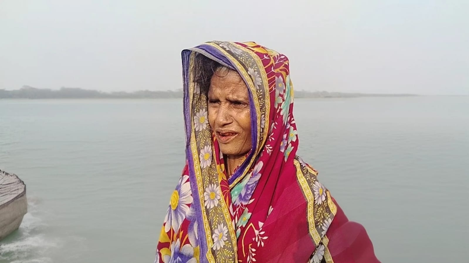 মানুষ মরলেও কবর দেওয়ার জায়গা নেই, "আমার স্বামীর কবরটাও নদীতে চলে গেছে