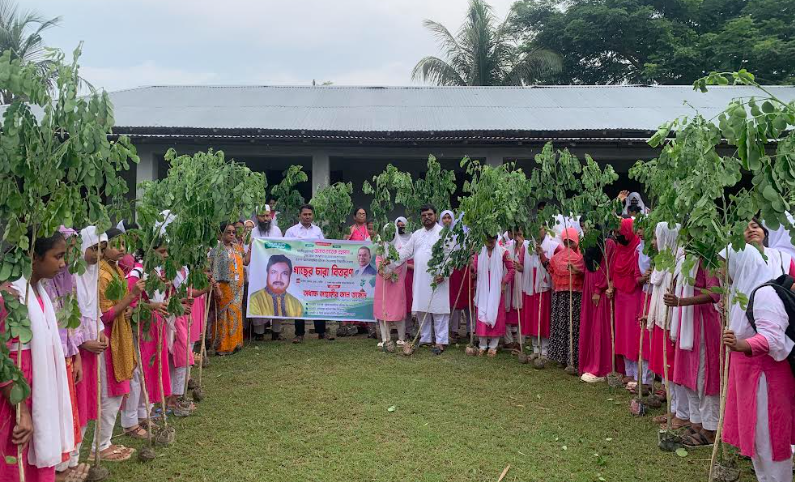 রওশন আরা মাধ্যমিক বিদ্যালয়ে শিক্ষার্থীদের মাঝে ৩ শতাধিক গাছের চারা বিতরণ...