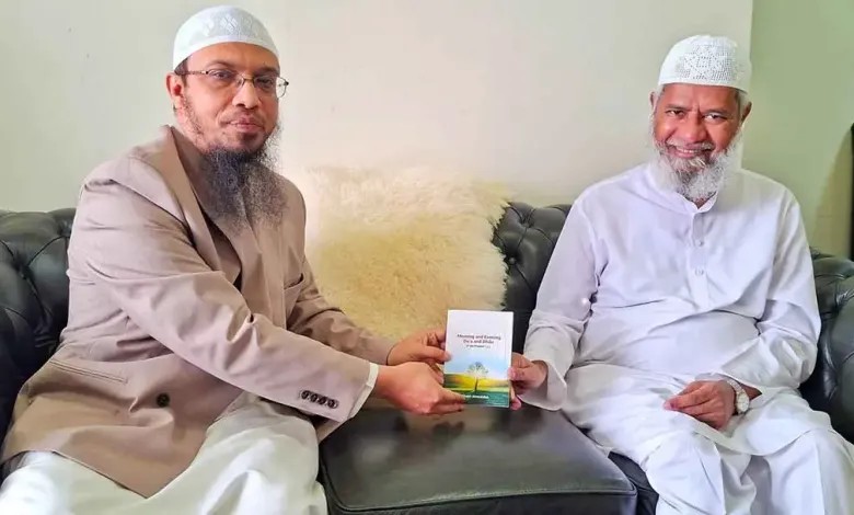 জাকির নায়েককে নিজের লেখা বই উপহার দিলেন শায়খ আহমাদুল্লাহ