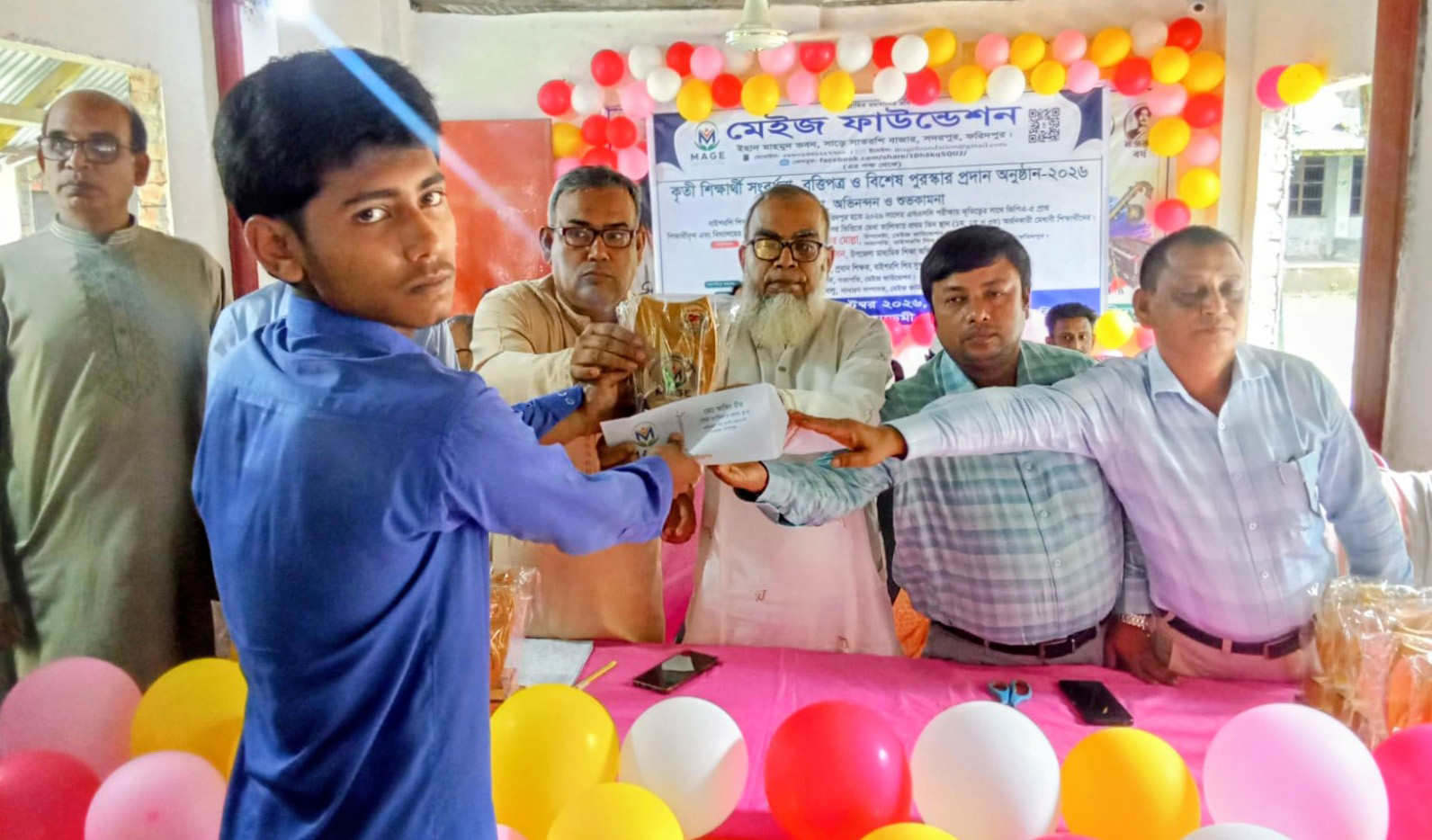 সদরপুরে মেইজ ফাউন্ডেশনের উদ্যোগে কৃতি শিক্ষার্থীদের সংবর্ধনা ও পুরস্কার বিতরণ