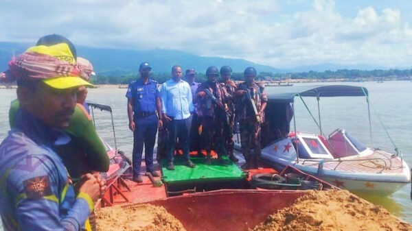 যাদুকাটা নদীতে অবৈধ বালু উত্তোলনে দুইজনকে জরিমানা
