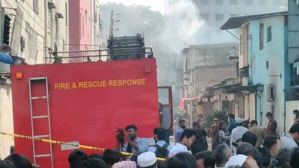 মিরপুরে কেমিক্যাল গোডাউনে আগুনের ২৩ ঘণ্টা পরও ধোঁয়া, অসুস্থ শ্রমিকরা হাসপাতালে