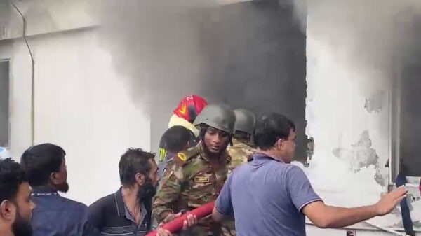 আয়েশা ক্লোথিং ফ্যাক্টরিতে অগ্নিকাণ্ড, সেনাবাহিনী ও ফায়ার সার্ভিসের যৌথ প্রচেষ্টায় আগুন নিয়ন্ত্রণে
