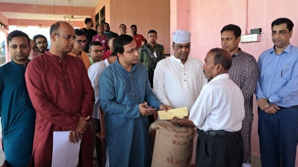 খাগড়াছড়িতে সহিংসতার ঘটনায় ক্ষতিগ্রস্ত পরিবারগুলোর পাশে দাড়িয়ে জেলা প্রশাসন