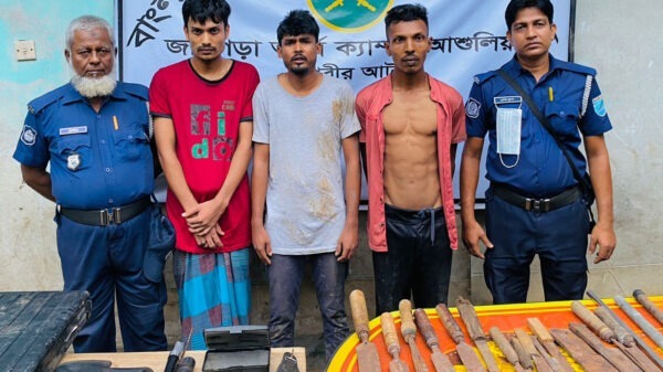 আশুলিয়ায় সেনাবাহিনীর অভিযানে অস্ত্রধারী গ্যাংয়ের ৩ সদস্য আটক