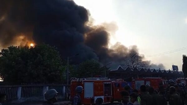 শাহজালাল বিমানবন্দরের কার্গো ভিলেজে ভয়াবহ আগুন, ফায়ার সার্ভিসের ৩১ ইউনিট নিয়ন্ত্রণে কাজ করছে