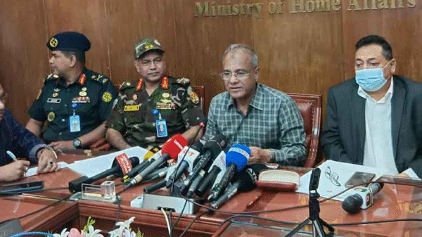 ১৩ নভেম্বর ঘিরে প্যাট্রোলিং বাড়িয়ে শক্ত অবস্থানে সরকার: স্বরাষ্ট্র উপদেষ্টা