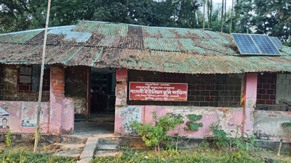 জরাজীর্ণ অবস্থায় বামনী ইউনিয়ন ভূমি অফিস, ভেঙে পড়ার আশঙ্কা