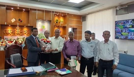 নোয়াখালীর নয়া জেলা প্রশাসককে গান্ধী আশ্রম ট্রাস্টের ফুলের শুভেচ্ছা