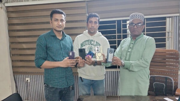 চকরিয়া থানার অভিযানে চোরাই ও হারানো ৫টি স্মার্টফোন উদ্ধার