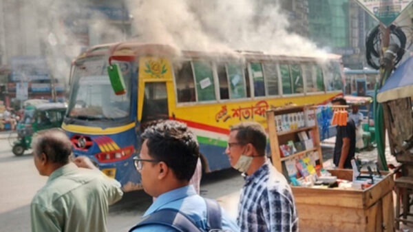 মিরপুরে শতাব্দী পরিবহনের বাসে আগুন, আতঙ্ক ছড়ালো এলাকায়