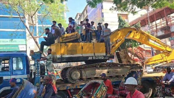 ধানমন্ডি ৩২-এ নেওয়া হচ্ছে দুটি বুলডোজার