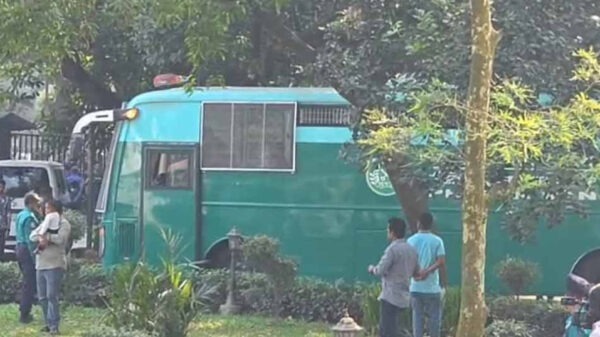 গুম-খুনের মামলায় অভিযুক্ত ১৩ সেনা কর্মকর্তাকে আন্তর্জাতিক অপরাধ ট্রাইব্যুনালে হাজির করা হয়েছে। চূড়ান্ত নিরাপত্তার মধ্যে আজ শুনানি অনুষ্ঠিত হবে।