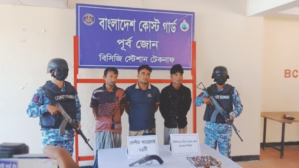 টেকনাফে কোস্ট গার্ডের অভিযান ১টি আগ্নেয়াস্ত্র সহ  ৩ মানব পাচারকারী আটক