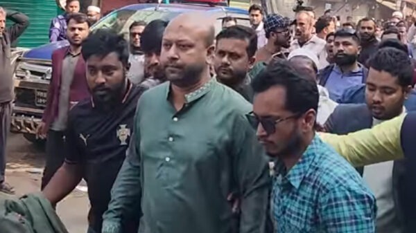 ক্ষুব্ধ জনতা স্লোগান দিচ্ছে, ‘ফুয়াদের দুই গালে জুতা মারো তালে তালে’