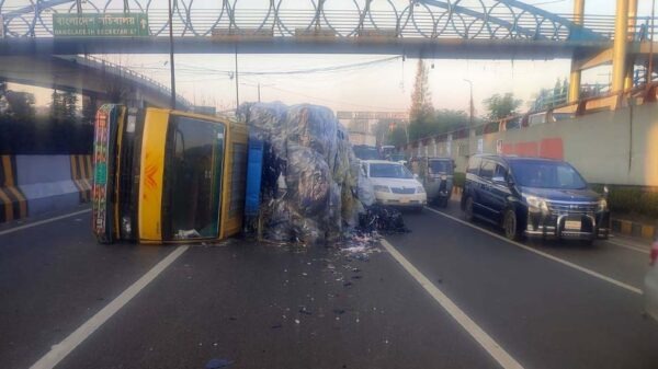 নিকুঞ্জের সামনে উল্টে যাওয়া ট্রাকে এয়ারপোর্ট রোডে তীব্র যানজট, ভোগান্তিতে হাজারো যাত্রী