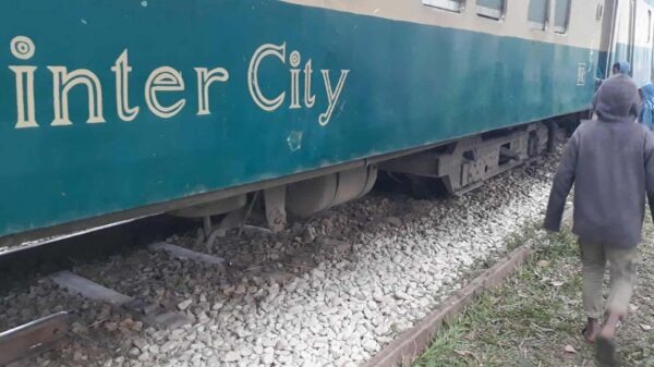 গফরগাঁওয়ে রেললাইন খুলে ফেলেছে দুর্বৃত্তরা, ট্রেন লাইনচ্যুত