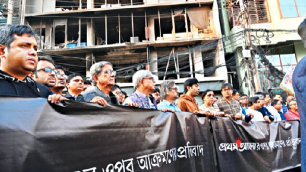 প্রথম আলো ও ডেইলি স্টার ভবনজুড়ে ধ্বংসযজ্ঞ, লুটপাটের ক্ষত- মামলা হয়নি, গ্রেপ্তারও নেই