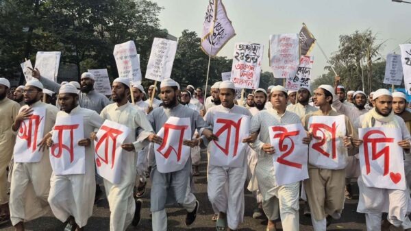 শহীদ ওসমান হাদির জানাজায় মানুষের ঢল: একের পর এক মিছিল মানিক মিয়া এভিনিউয়ে