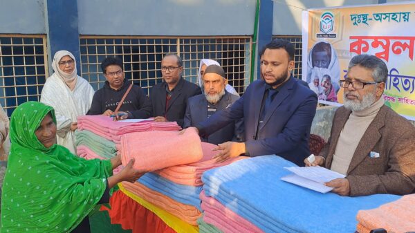 কুষ্টিয়া সাহিত্য পরিষদ,কেএসপি'র উদ্যোগে ভেড়ামারায় শীতার্তদের মধ্যে কম্বল বিতরণ