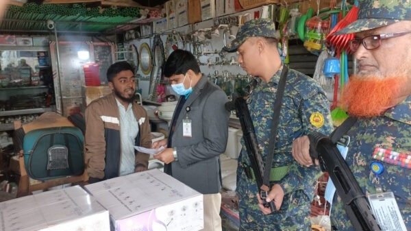 নোয়াখালীতে বেশি দামে গ্যাস সিলিন্ডার বিক্রির করায় ২০ হাজার টাকা জরিমানা