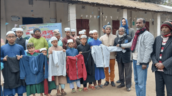 কিশোরগঞ্জে দুস্থ-এতিম কোরআনের পাখি শিক্ষার্থীদের মাঝে এ্যাডকিউ এর শীতবস্ত্র বিতরণ