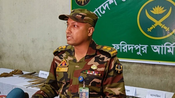 ফরিদপুরে পুকুর থেকে উদ্ধার দুই শতাধিক দেশীয় অস্ত্র ও পিস্তল-গুলি